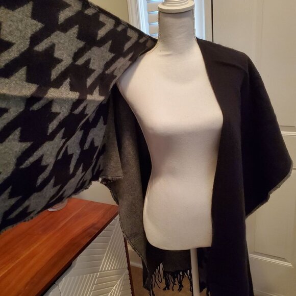 Steve Madden OSFM Houndstooth Gray Black Poncho Wrap‎ 100% acrylic Tassel Fringe - Picture 10 of 10